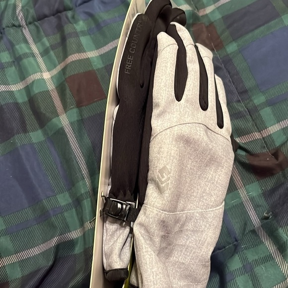 NWT woman’s Free Country softshell gloves - Picture 4 of 5